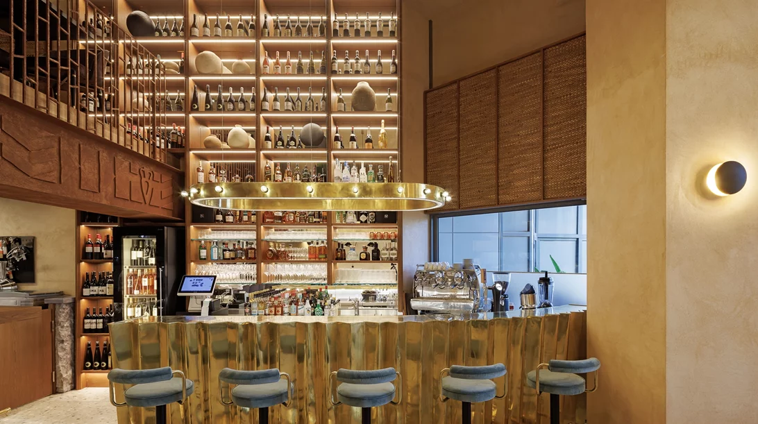 Το -και του σαλονιού και του λιμανιού- bar restaurant που σε κατεβάζει στον Πειραιά