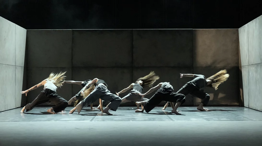 "O dark dark dark": Ο Φώτης Νικολάου χορογραφεί τα σκοτάδια μας