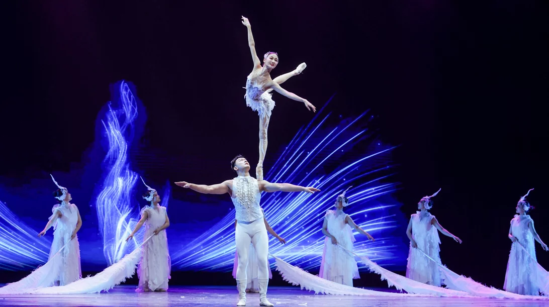 "Flying Fairy Chinese Acrobatic Show": Ακροβατική μαγεία και μπαλέτο στο Christmas Theater