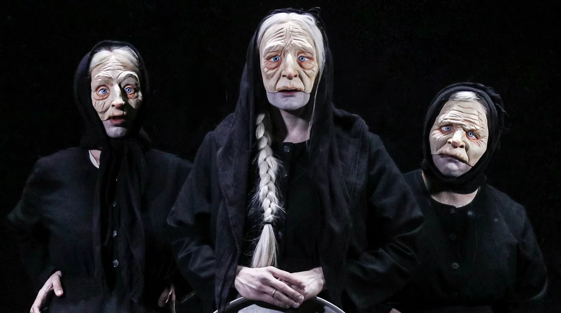 Η μεγάλη θεατρική επιτυχία "Οι γριές που μαζεύουν την τσουκνίδα" παίρνει κι άλλη παράταση