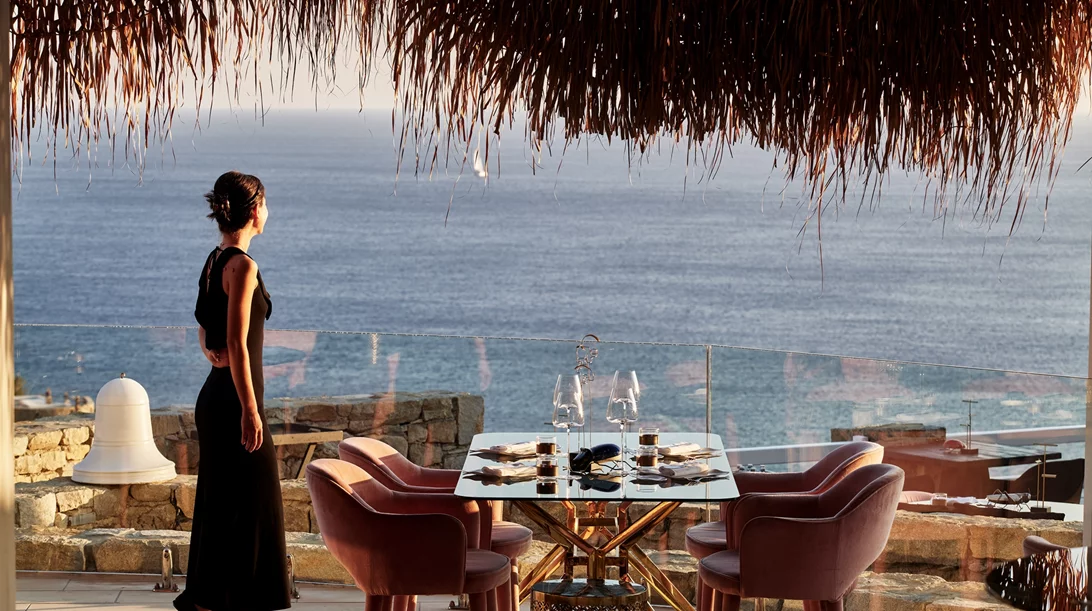 'Cabbanes': Το σχεδόν speakeasy fine dining της Μυκόνου