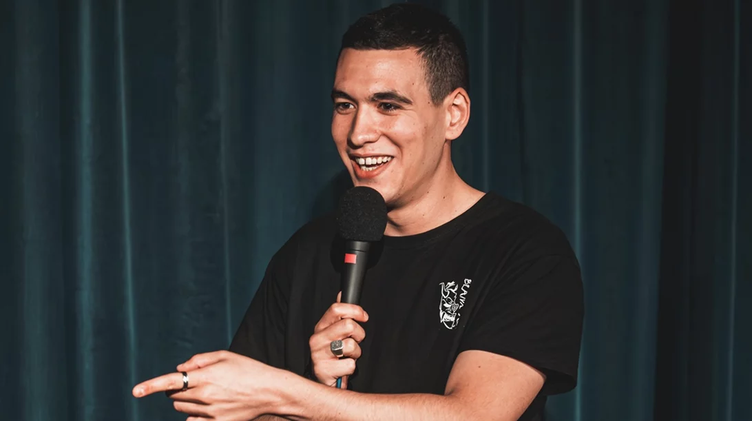 Ο νέος κωμικός Χρήστος Πέτρου ήρθε με το "C.R.E.A.M." για να μείνει