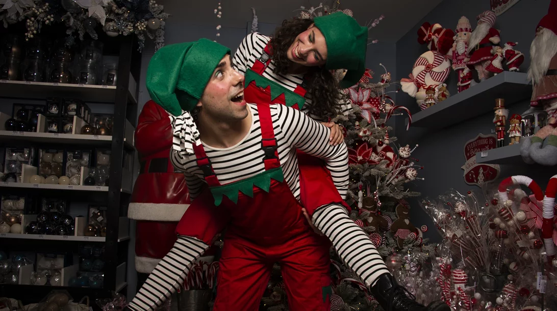 Ο Νίκος Παλιούρας κι η Νεφέλη Τζεβελέκη μαθαίνουν στα παιδιά να μη φοβούνται και σκορπούν χριστουγεννιάτικη μαγεία