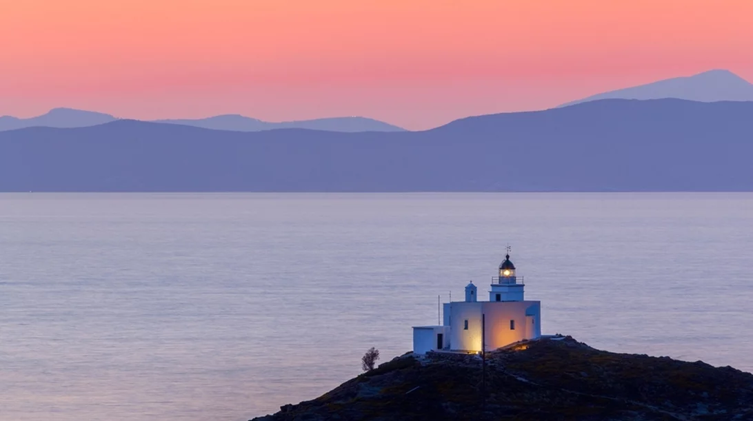 Στο μικροσκοπικό -και πανέμορφο- νησί όπου οι Αθηναίοι ξεφεύγουν από τη ζέστη