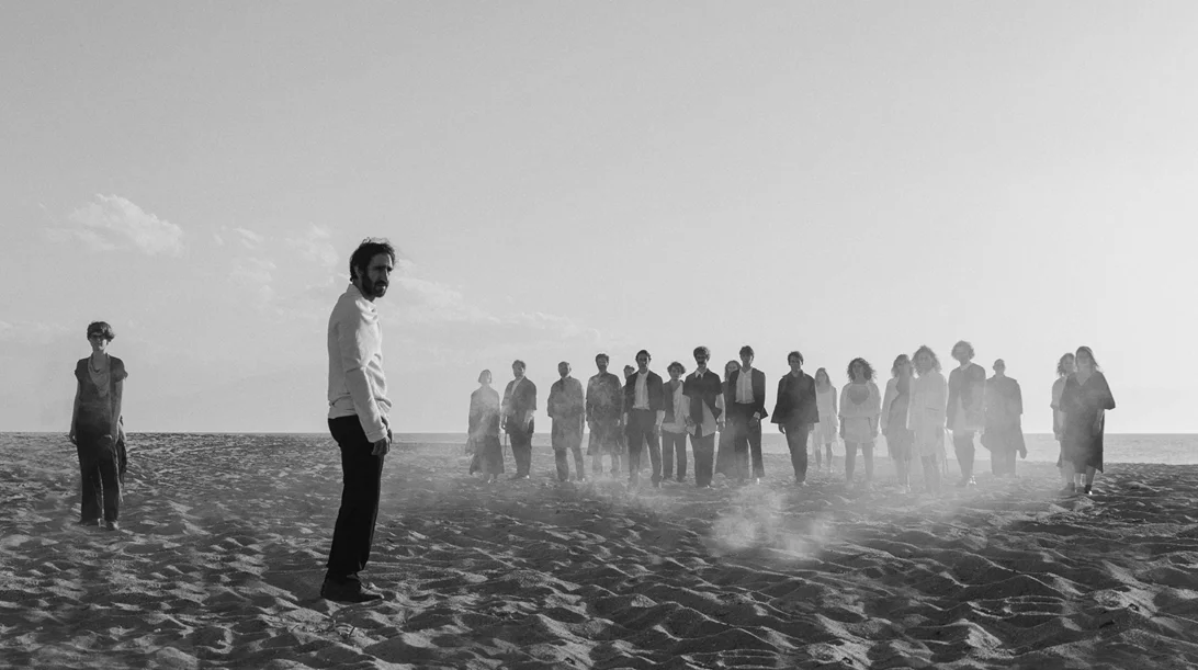 Επίδαυρος: Πρώτες φωτογραφίες από την παράσταση του Μιχαήλ Μαρμαρινού "ζ – η – θ, Ο ξένος"