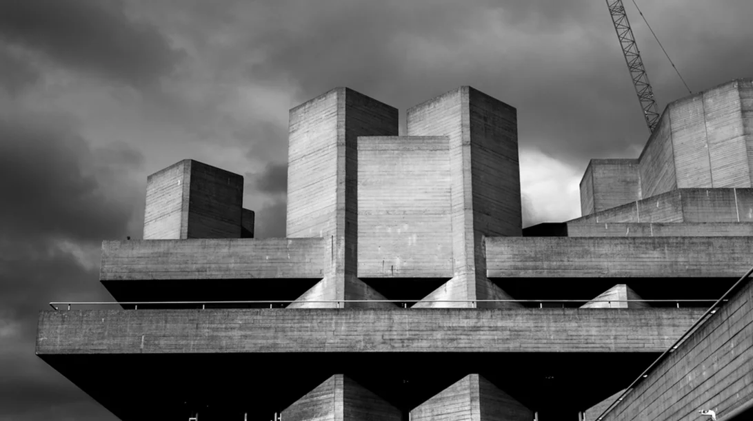 Η μπρουταλιστική αρχιτεκτονική στη μεγάλη οθόνη: Η αισθητική και η ανθρώπινη διάσταση του "The Brutalist"