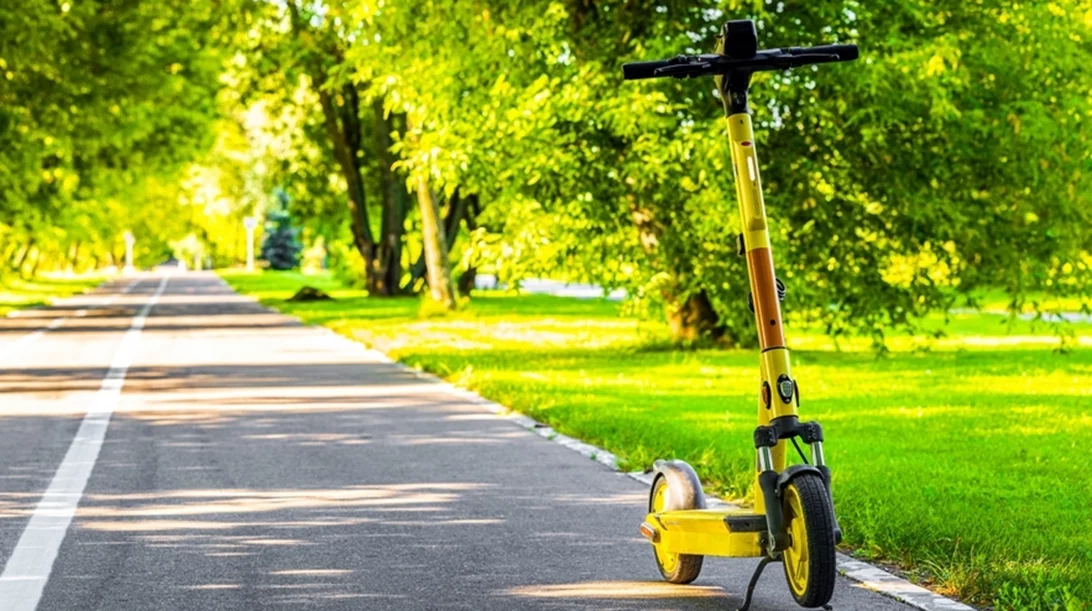 Τι σκοπεύει να κάνει ο Δήμος Αθηναίων με τα ηλεκτρικά πατίνια