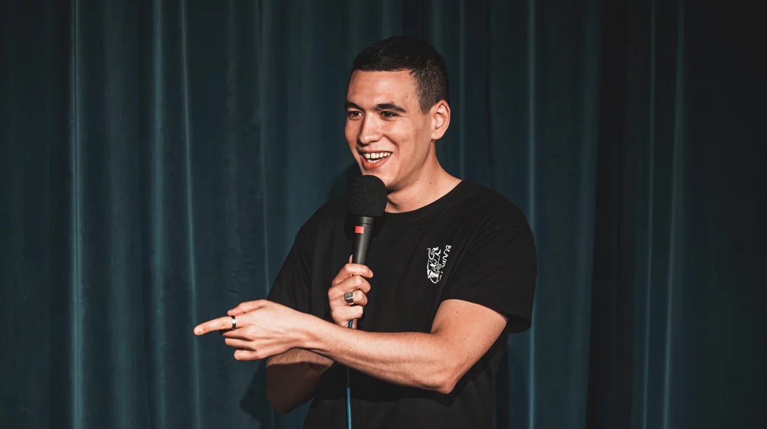 Ο Χρήστος Πέτρου κάνει stand up comedy με τις αποτυχίες του και βγαίνει κερδισμένος!