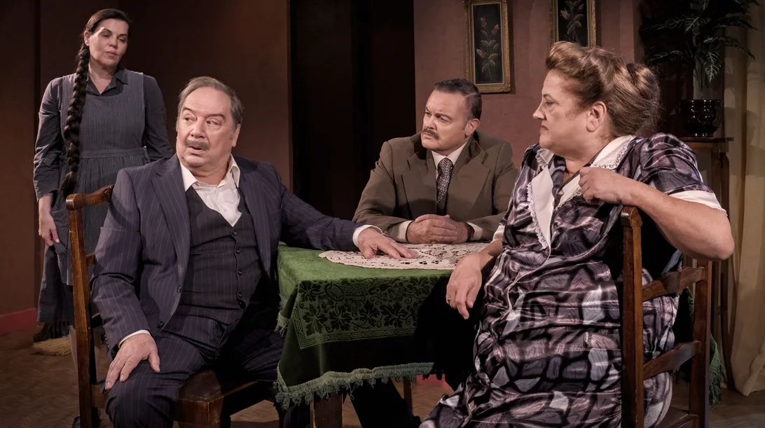 "Η δεξιά, η αριστερά και ο κυρ-Παντελής" – Η κωμωδία που ενώνει το γέλιο με την ιστορία επιστρέφει