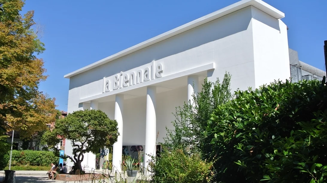 Η επόμενη Μπιενάλε Βενετίας τιμά την εκλιπούσα καλλιτεχνική της διευθύντρια