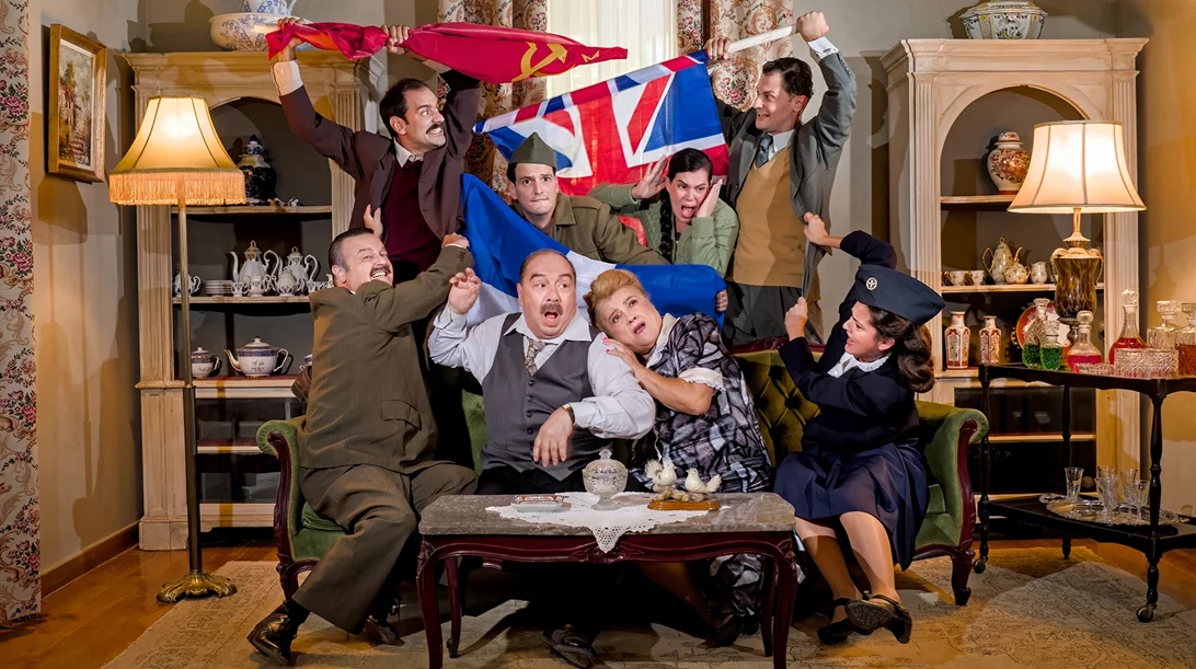 "Η δεξιά, η αριστερά και ο κυρ-Παντελής": Είδαμε πρόβα της νέας παράστασης του Σταμάτη Φασουλή