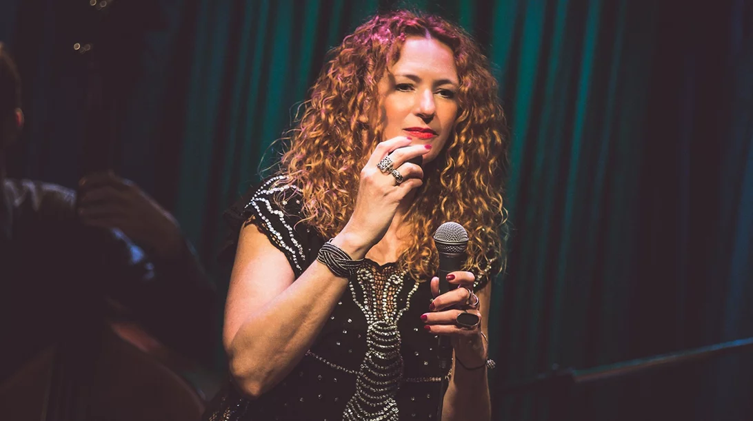 "Brazilian Romance": Η Μιράντα Βερούλη "ντύνει" με jazz τον Άγιο Βαλεντίνο