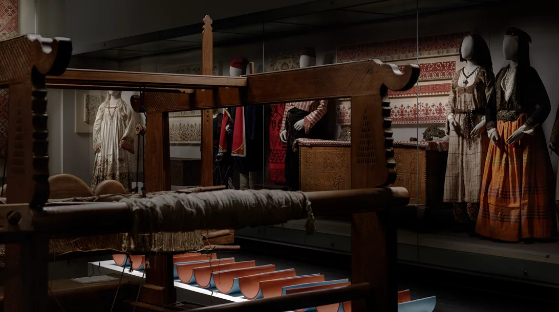 Νικομάχη Καρακωστάνογλου και Ηλίας Παπαηλιάκης συνομιλούν με τη λαϊκή παράδοση στο Μουσείο Ελληνικού Πολιτισμού