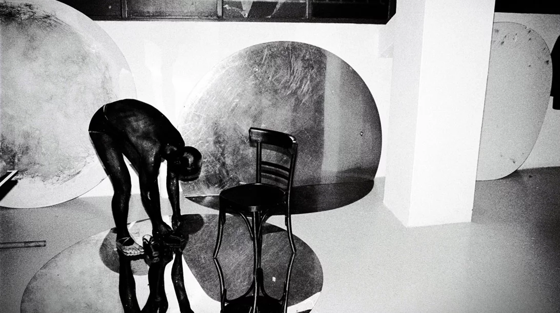 Η χοροθεατρική παράσταση "Άτιτλον" χωράει μια ιστορία για τον έρωτα, τη σύγκρουση, την μνήμη και το τραύμα