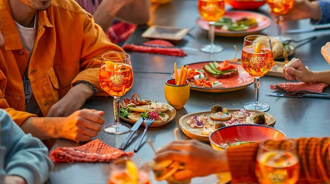 Φυσικά και πίνουμε Aperol Spritz. Αλλά τι τρώμε με αυτό;