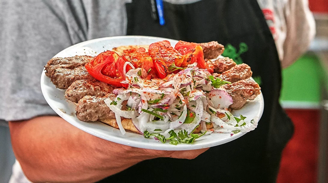 Υπάρχουν λόγοι που το κεμπάπ του Θανάση έχει φανατικούς οπαδούς