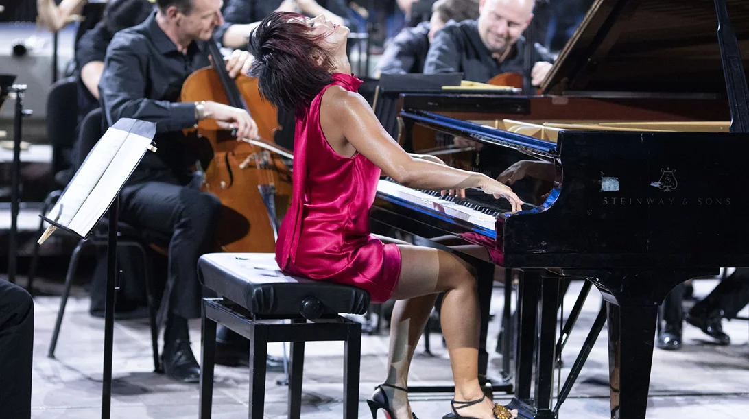 Απαστράπτουσες πιανίστριες σε επίδειξη: Γιούτζα Ουάνγκ με Ορχήστρα Δωματίου Μάλερ στο Ηρώδειο – Τζενέμπα Κάννε-Μέισον με Βασιλική Φιλαρμονική Ορχήστρα στο Λονδίνο