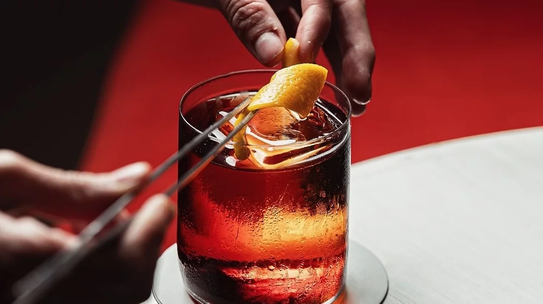 Όλοι πίνουν Negroni. Αλλά γιατί;