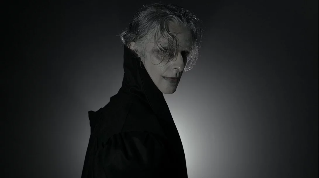 Theatre pick | Ο "Dracula" του Θάνου Παπακωνσταντίνου: Μια καθηλωτική, σκοτεινή μυσταγωγία