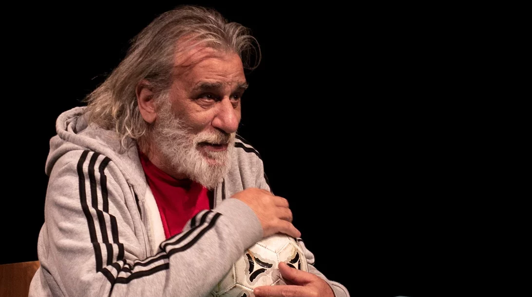 "Τσιτάχ. Η ερημιά του τερματοφύλακα": Ο Γιώργος Νινιός επιστρέφει στο θέατρο Σταθμός με τον εξομολογητικό μονόλογο του Βασίλη Κατσικονούρη