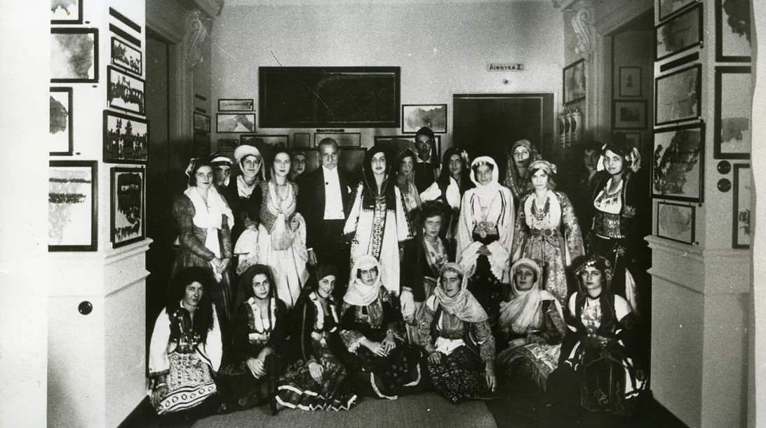 H νέα έκθεση του Μουσείου Ελληνικού Πολιτισμού τοποθετεί στο επίκεντρο τις εθνικές ενδυμασίες