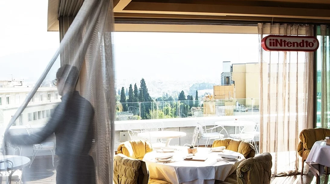 Το πιο designάτο μπαλκόνι της Αθήνας σερβίρει και έξοχη ελληνική κουζίνα