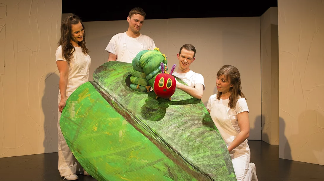 "Μία κάμπια πολύ πεινασμένη": Τα παιδιά κάνουν "βουτιά" στον πολύχρωμο κόσμο του Έρικ Καρλ