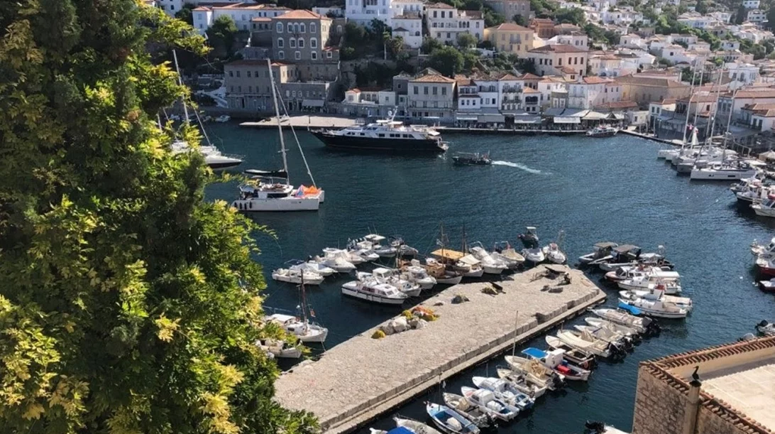 "Loin Sur La Terre": Ένας εμβληματικός χώρος στην Ύδρα φιλοξενεί δύο σύγχρονες καλλιτέχνιδες