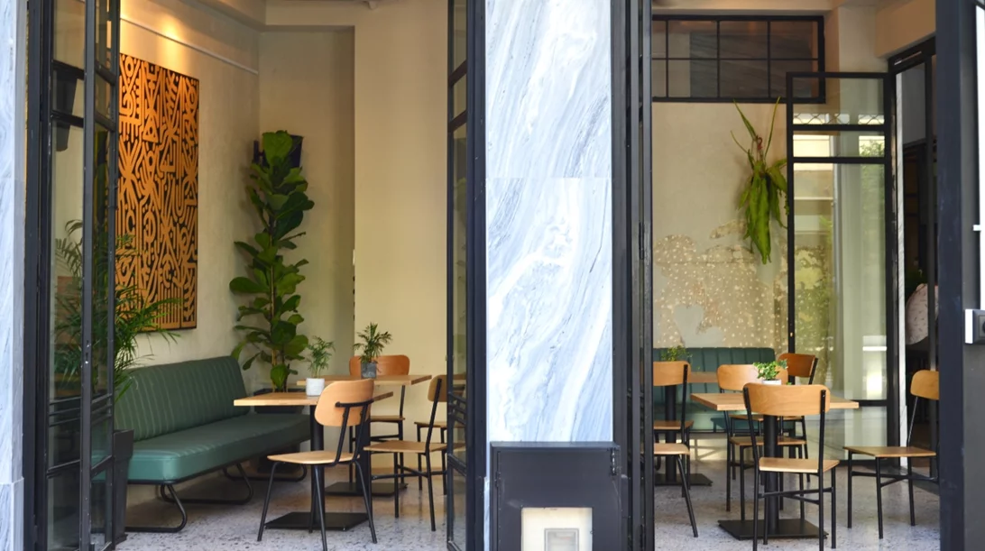 "The Architects of Time": Νέο all day spot στην πλατεία Αγίων Θεοδώρων