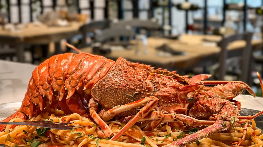 Στην "Παραλία" της Σαλαμίνας, κάνεις βουτιά σε ιωδιούχα πιάτα