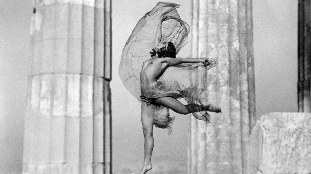 Nelly’s: Η έκθεση που φέρνει ξανά στο προσκήνιο το έργο μιας εμβληματικής καλλιτέχνιδας