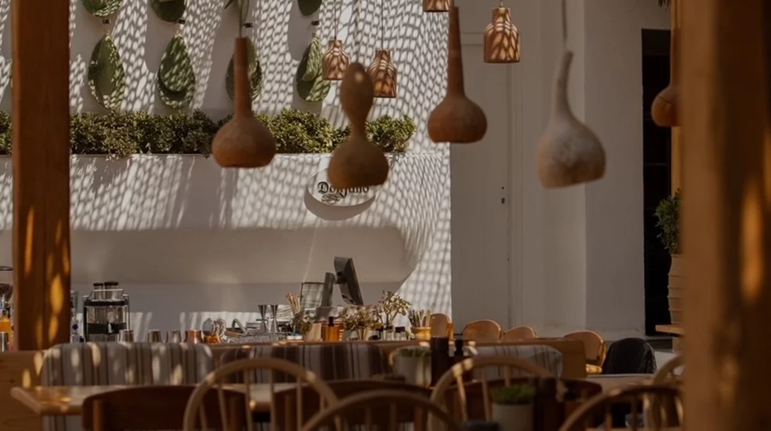 Πώς είναι να τρως στο πιο μποέμ beach restaurant της Μυκόνου