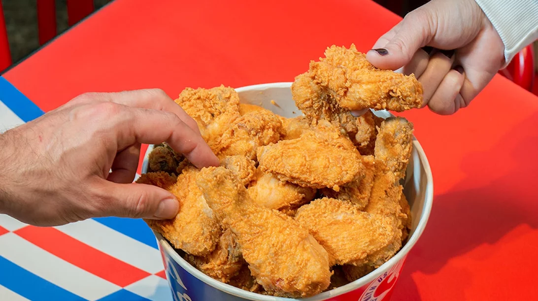 Ο John Wing είναι εδώ και σερβίρει ζουμερό fried chicken