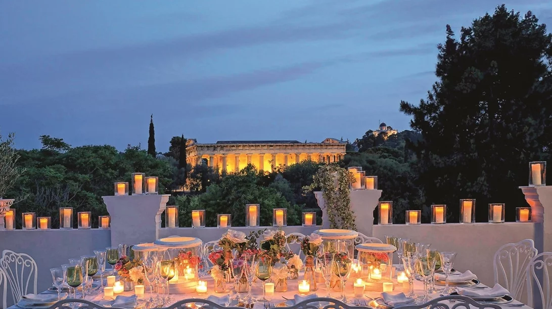 Εστιατόρια και μπαρ σε ταράτσες και αυλές για την Πανσέληνο του Αυγούστου