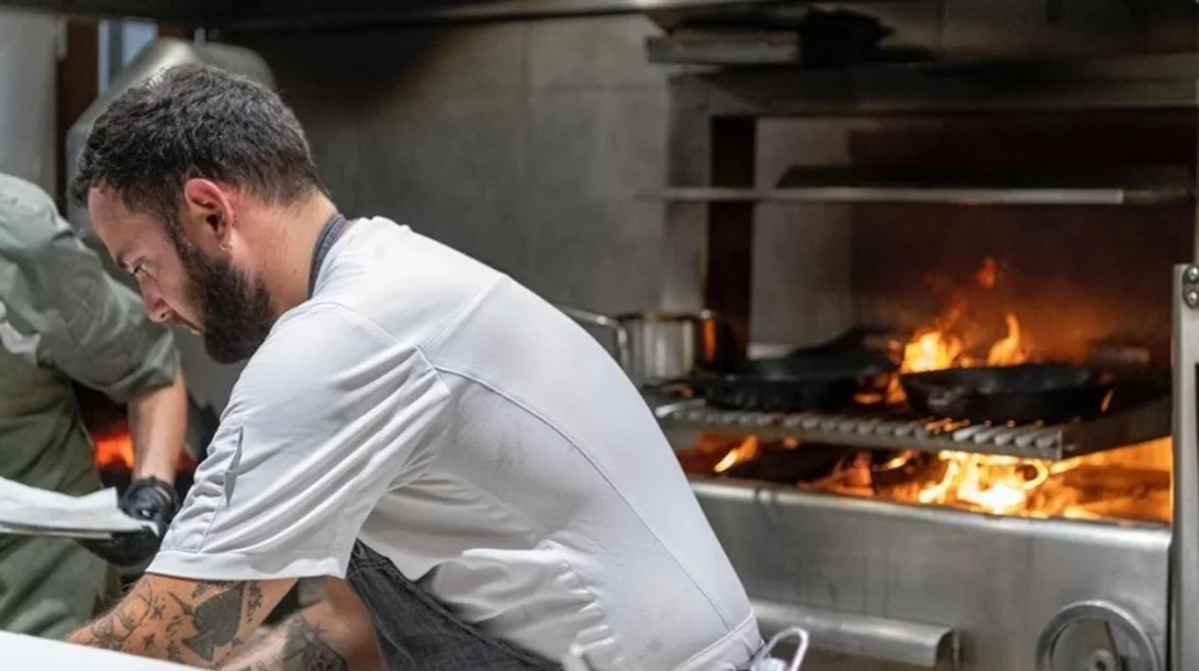 "Monk's Beard": Ο Αλέξανδρος Καρακατσάνης κάτι ψήνει στον Νέο Κόσμο