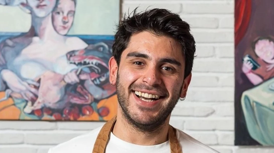 Ο Μάνος Σαρρής στην κουζίνα του "Kobra"