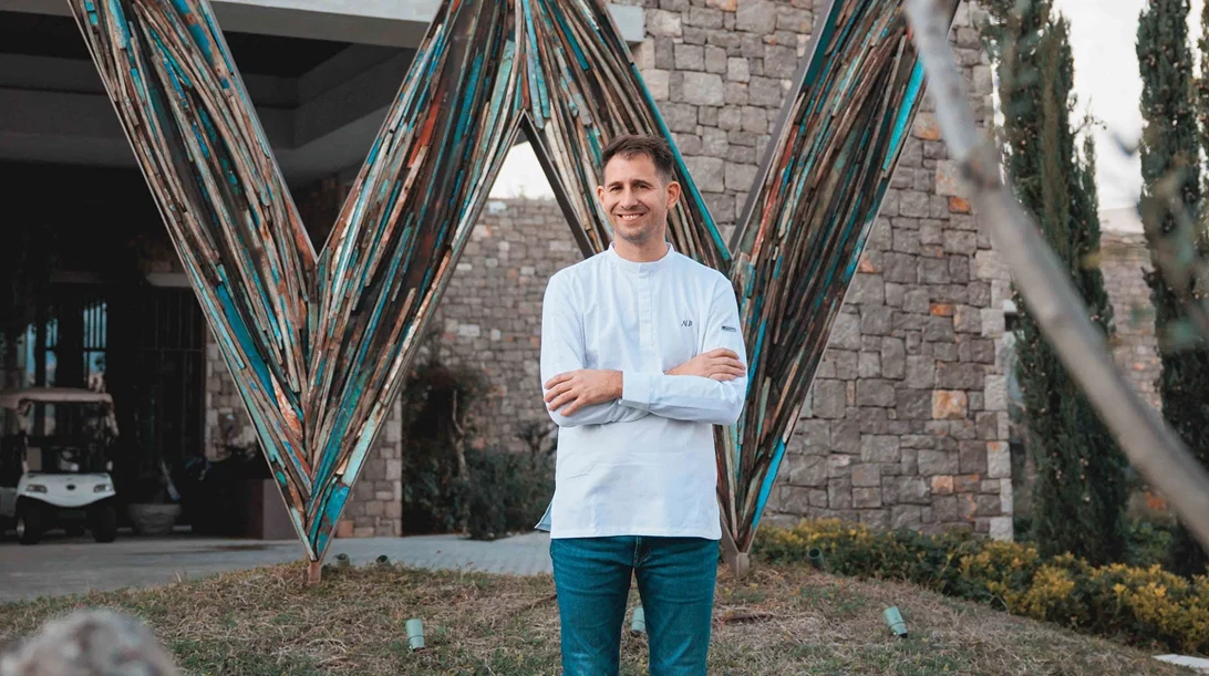 Το W Costa Navarino στη γαστρονομική εποχή του Νίκου Μπίλλη