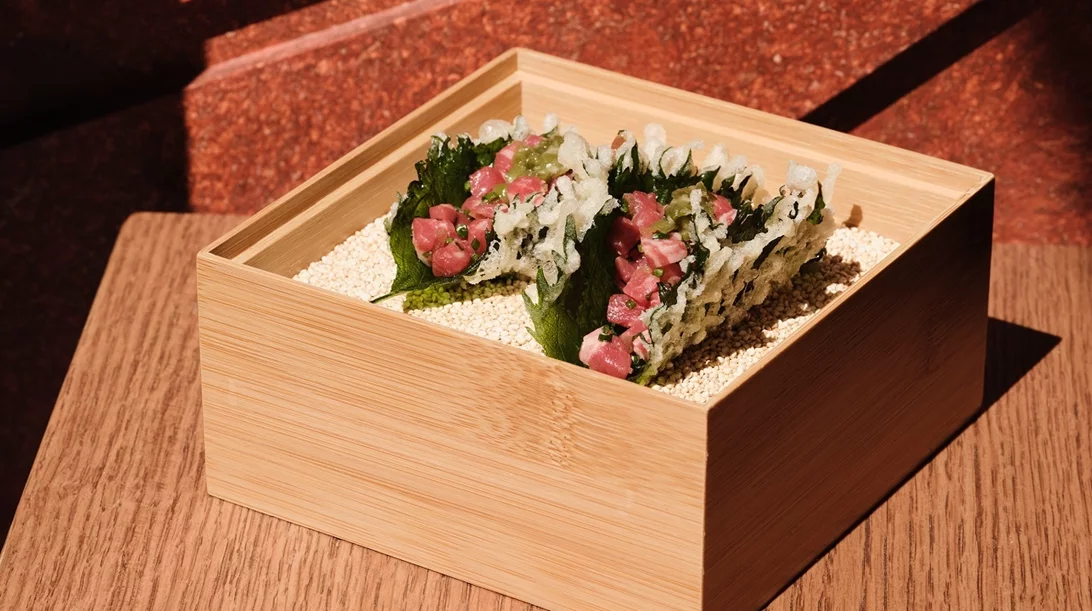 Τι γεύση έχει μια κουζίνα με ελληνική γεύση, γαλλικές βάσεις και ιαπωνικές επιρροές;