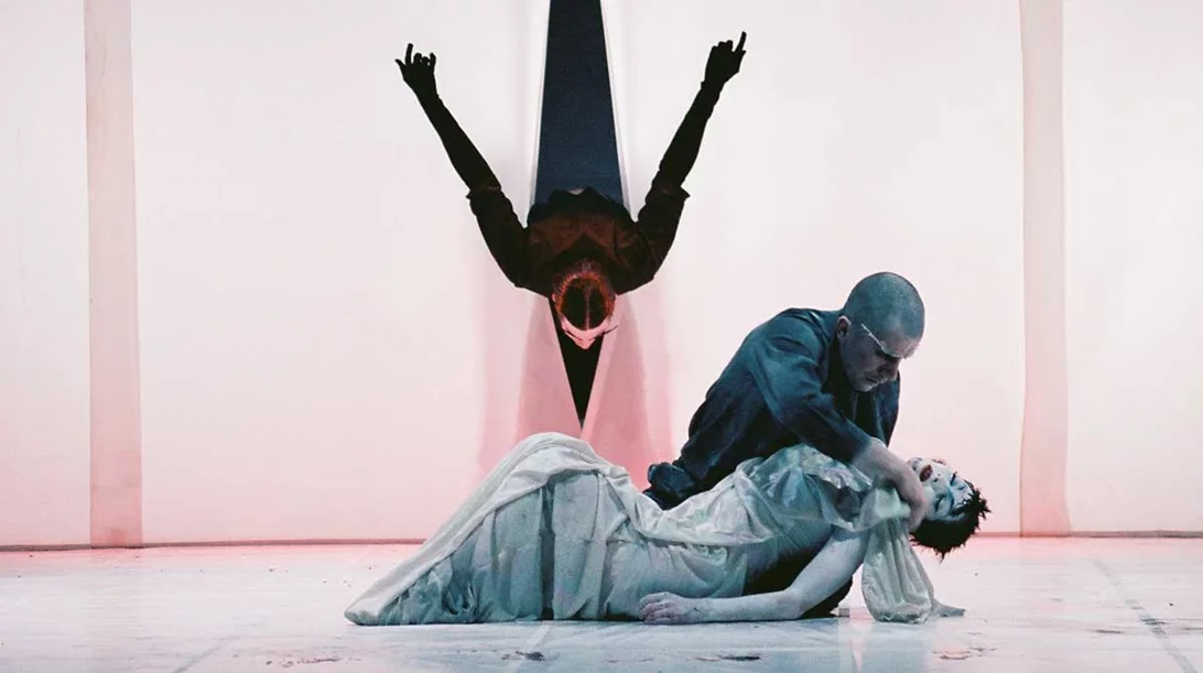 "Άτιτλον finale": Η Αντωνία Οικονόμου κάνει χορό πάνω σε λευκό καμβά