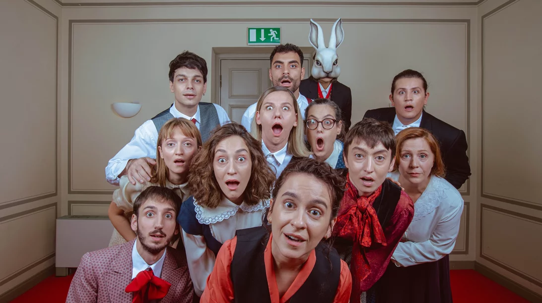 "Περιπέτειες της Αλίκης στη Χώρα των Θαυμάτων": Το Εθνικό Θέατρο μάς προσκαλεί μέσα στην κουνελότρυπα