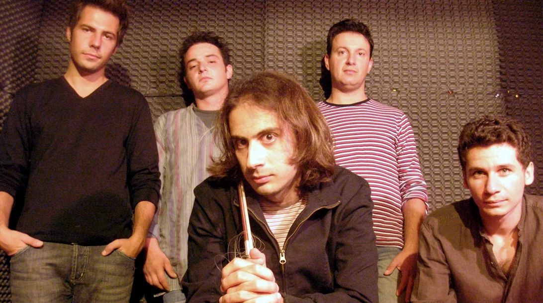 Οι Κόρε. Ύδρο., η μουσική λατρεία και ένα ντοκιμαντέρ που τα χωράει όλα