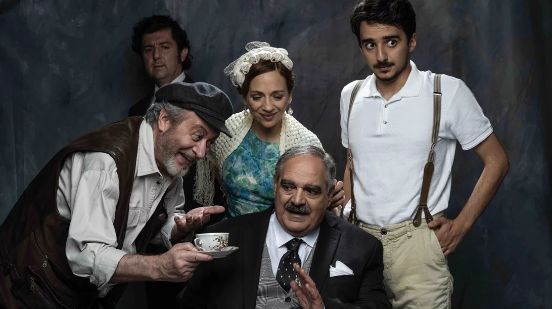 Ο Γρηγόρης Βαλτινός με έναν εξαιρετικό θίασο στις πρώτες φωτο του "Da"