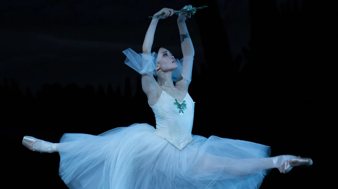 "Black Swan": Παράσταση εμπνευσμένη από τη "Λίμνη των Κύκνων" στο Christmas Theater