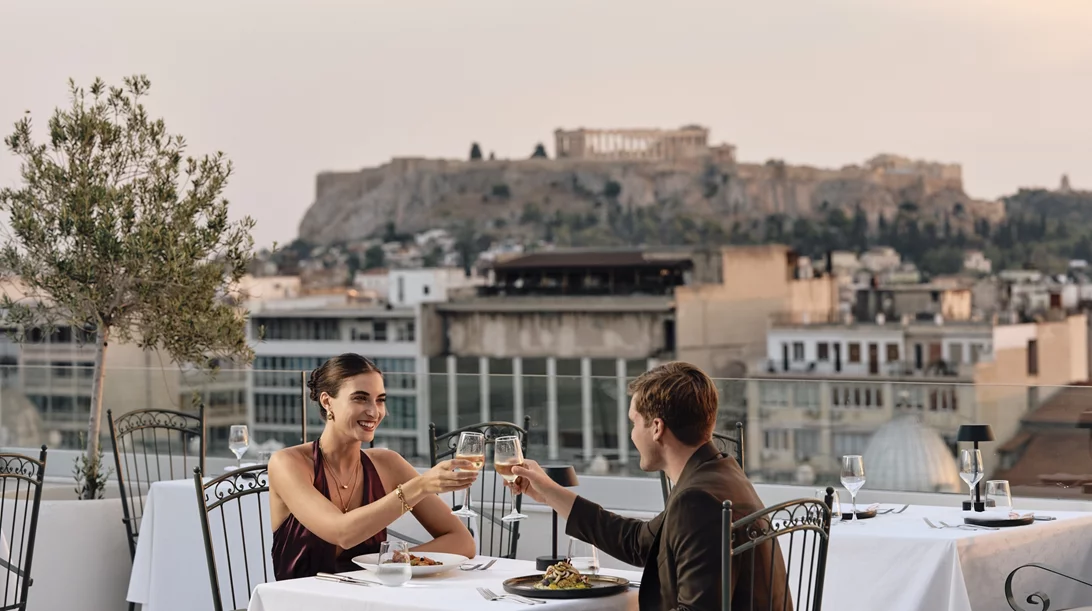 Olive Garden Rooftop Bar & Restaurant: Η Αθήνα στα πόδια σας, με νέο μενού, συνοδεία πιάνου και μαγευτική θέα!