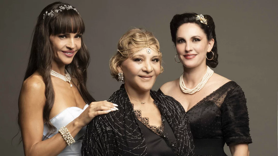 Νέγκα, Λεγάκη, Καρρά τραγουδούν "Μαρίκα με είπανε - Μαρίκα με βγάλανε"