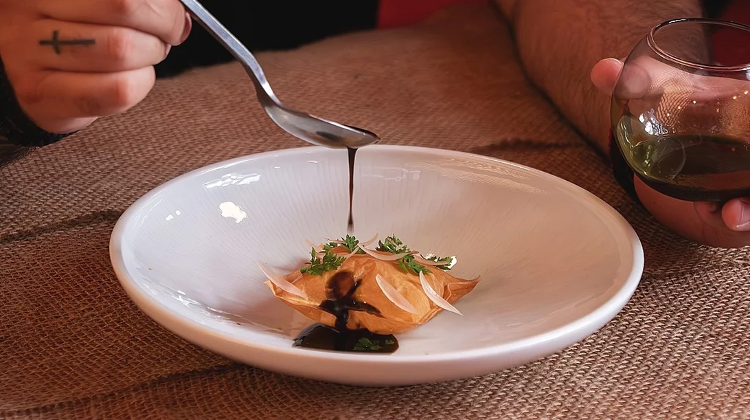 "Dear Manouka" x Άγγελος Μπακόπουλος: Το funky συντονίζεται με το fine comfort