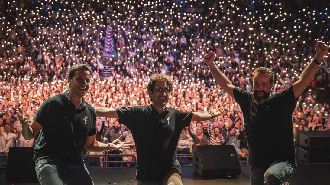 "Κάψε το Σενάριο": 5.000 θεατές αποθέωσαν τους Λάμπρο Φισφή, Δημήτρη Μακαλιά και Ζήση Ρούμπο στο Λυκαβηττό