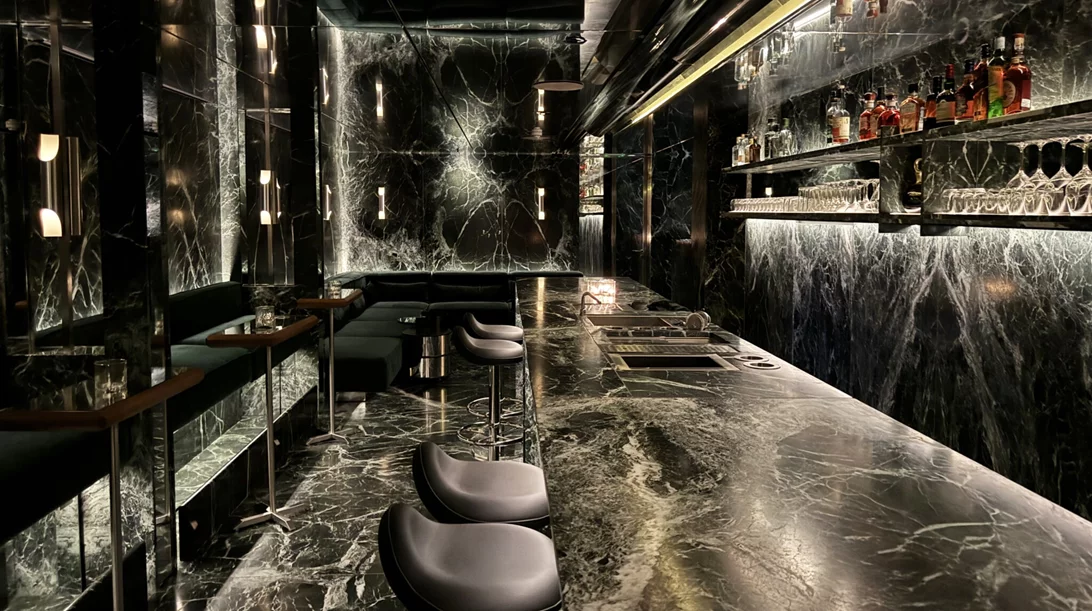 Στο ομορφότερο μπαρ της Αθήνας με τον Αλέξανδρο Χριστόπουλο