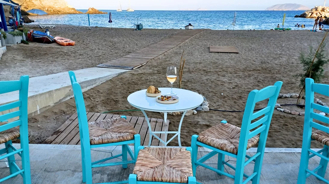 Birbili: Το κυκλαδίτικο βαρκόσπιτο που έγινε αξιολάτρευτο wine&deli στέκι της Ανάφης