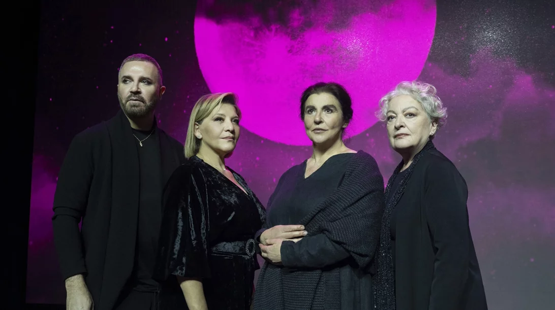 Πρώτες φωτογραφίες από την "Όμορφη Πόλη - 100 χρόνια Μίκης Θεοδωράκης" στο Παλλάς